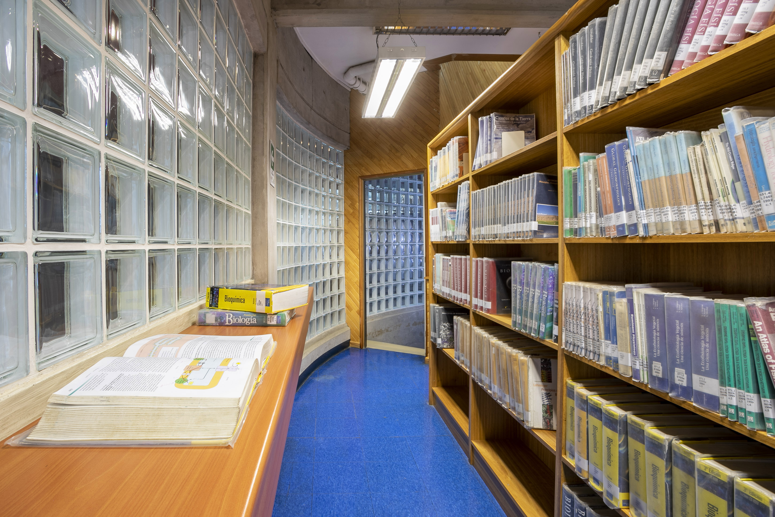 Biblioteca San Juan Pablo - Espacio de lectura